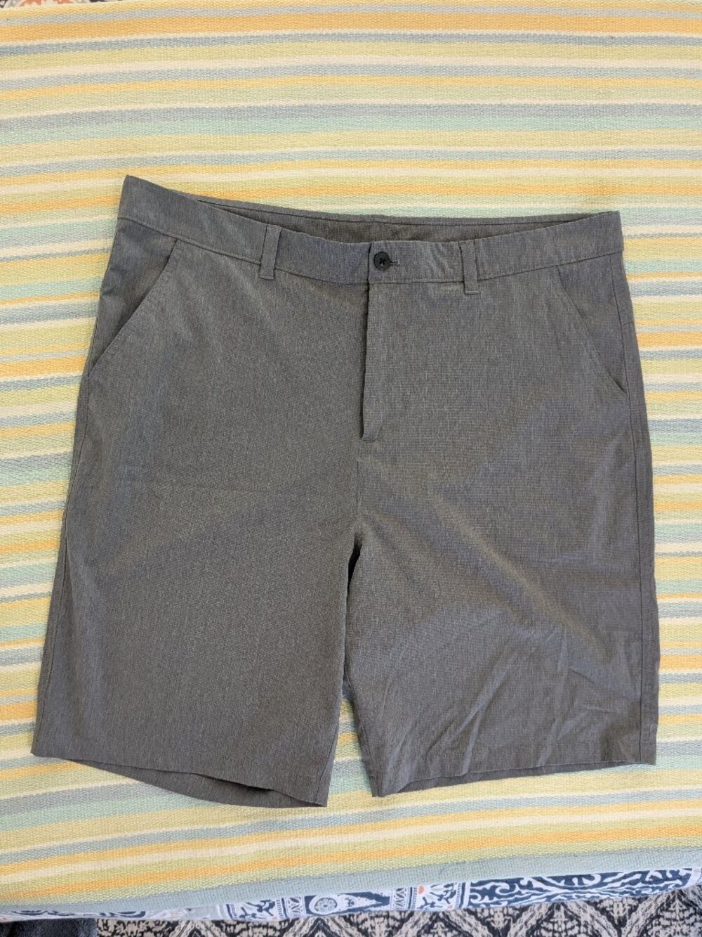 PRICE DROP ↓  Men's Gray Old Navy Active flat front shorts size 40